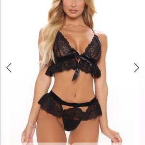 FashionNova Flutter Lace two piece set S/M